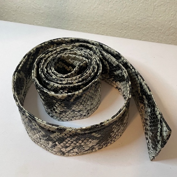 Super chic vegan leather snakeskin embossed black cream gray wrap belt! 🐍 - Picture 1 of 9